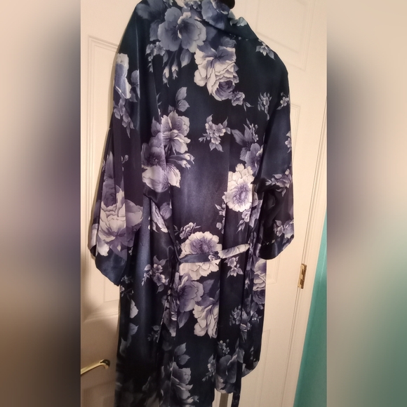 Blue floral nightgown and robe & leopard robe - Picture 5 of 13